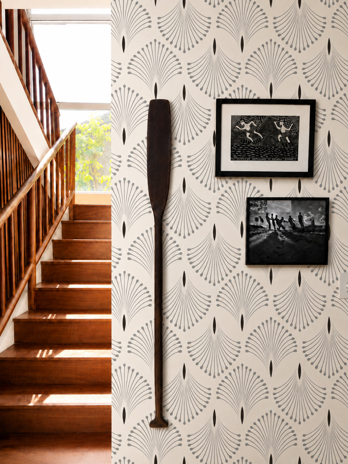  Art Deco fan motifs and refined botanical movement, this wallpaper features repeating palm-inspired linear forms arranged across a warm neutral background 